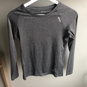 Tränings tröja  - Långärmad träningströja vet inte var ifrån den är 