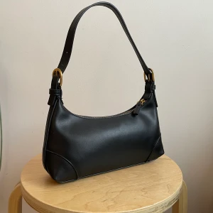 Mango väska - (Endast swish) Jättefin väska från mango som tyvärr inte kommer till användning, toppenskick och i skinnimitation av hög kvalité ser nästan ut som äkta skinn ✨ köpare står för frakt