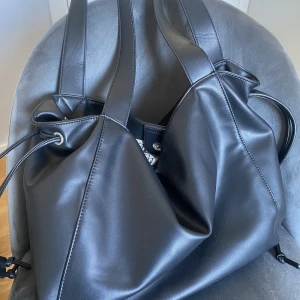 Väska! - Säljer svart handväska ifrån Carin Wester. Den är i god skick använd ett fåtal gånger!