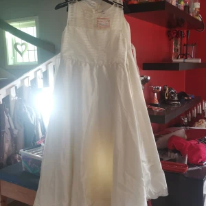 Helt ny klänning - Helt ny aldrig använd klänning. Storlek 146