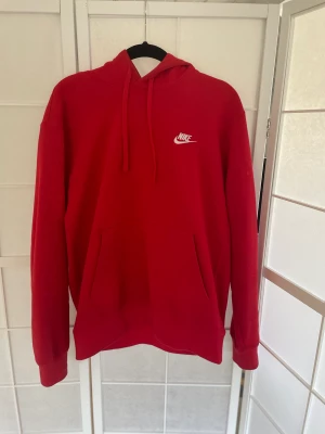 En fin Nike hoodie - En fin Nike hoodie som knappt är använd 