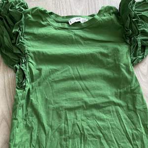 Säljer denna gröna T-shirt med puffärmar, är ifrån mango och är i storlek xxs. Ordinarie pris 199kr ny pris 80kr💚