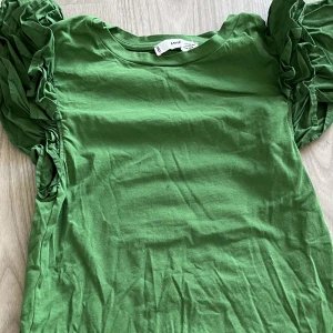 T-shirt 💚 - Säljer denna gröna T-shirt med puffärmar, är ifrån mango och är i storlek xxs. Ordinarie pris 199kr ny pris 80kr💚