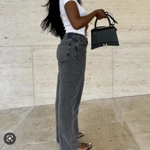 Baggy jeans  - Baggy jeans från bikbok, storlek W30/L34🥰 superfina men har inte kommit till användning och har inte heller några tecken på användning nypris 599, mitt pris 300 inklusive frakt🥰🥰alltså 300 kr och ingen fraktkostnad😊skriv för egna bilder 😗