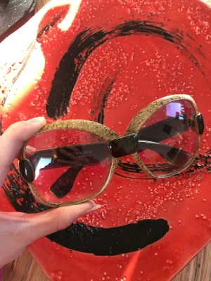 Vintage Yves saint Laurent solglasögon  - Supercoola vintage solglasögon från ysl (äkta såklart)  Fint skick förutom någon enstaka ytlig repa, stan inte när man har som på  Säljs för att dom inte kommer till användning, skickas mot frakt eller möts upp i Stockholm 