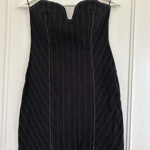 Svart offshoulderklänning  - Säljer denna jättefina off shoulder klänning från Zara. Klänningen är köpt second hand sedan innan, jag har själv aldrig använt den och skicket är bra på klänningen. Ett perfekt klädersplagg inför sommarn! 