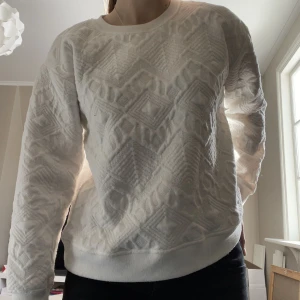 sweatshirt - vit sweatshirt från zara med mönster i tyget😍 passar även s!