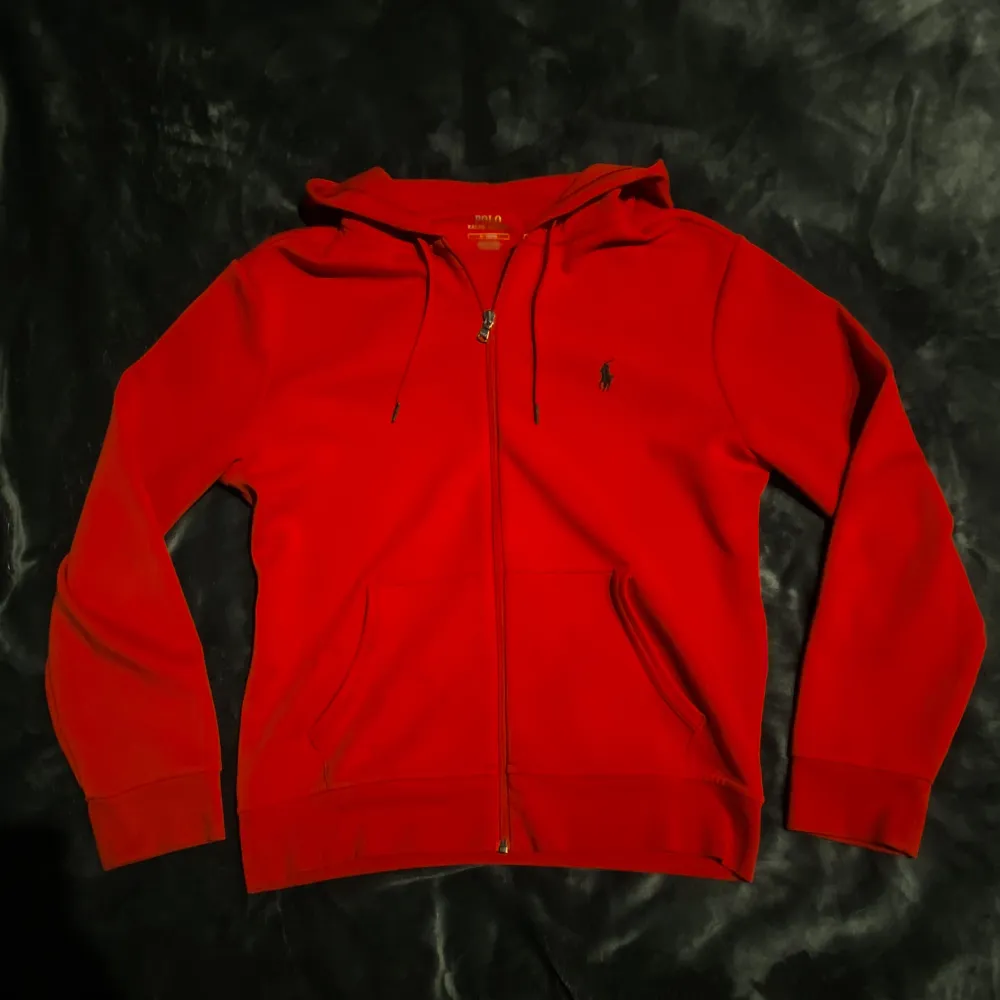 En röd Ralph Lauren zip hoodie i bra skick, nypris 1800. Säljs pga för dyr och kunde ej returnera. Hoodies.