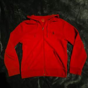 En röd Ralph Lauren zip hoodie i bra skick, nypris 1800. Säljs pga för dyr och kunde ej returnera