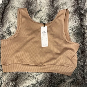 Topp - Säljer denna helt oanvända toppen😁 Den är för stor för mig och glömde att skicka tillbaka den. Köpt för 199kr💰 bara att skriva om du har frågor😊