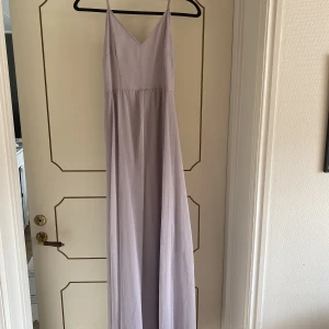 Långklänning - Säljer en jättefin långklänning , endast använd 1 gång. Enkel design i fram och  öppen i ryggen som man knyter i en rosett.  Hör av er vid fler bilder. Pris kan diskuteras vid snabb affär. Köpare står för frakt🤍