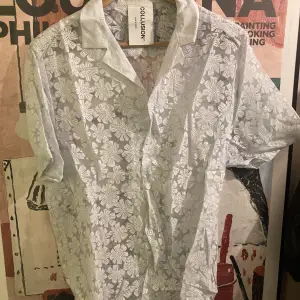 Cool retrolilknande kortärmad skjorta från Asos aldrig använd. Blommigt mönster. Passar xs-m. Otroligt fin!!