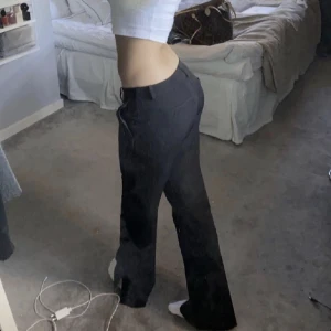 Lågmidjade kostymbyxor BIKBOK - BILDEN ÄR LÅNAD!! säljer exakt dessa byxor i st 34! Så sjukt snygga men passar tyvärr inte längre. Har sprättat upp dom på längden då dom vart för korta så ett litet hål finns tyvärr men inget man märker. Skriv privat för mer bilder!❣️❣️