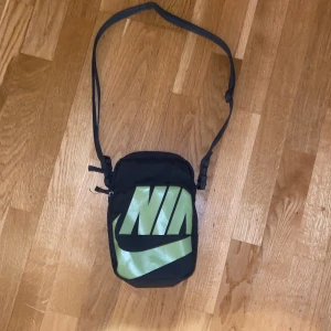 Nike väska - Pris kan diskuteras, Nike väska som har 2 fak, skick 10/10 inget fel på den man kan säga att den e som ny skick den kommer inte till så mycket användning