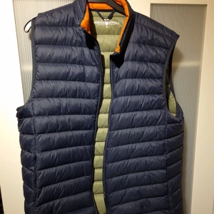 Väst  - Storlek: Large  Skick: 7/10 Nypris 600kr 