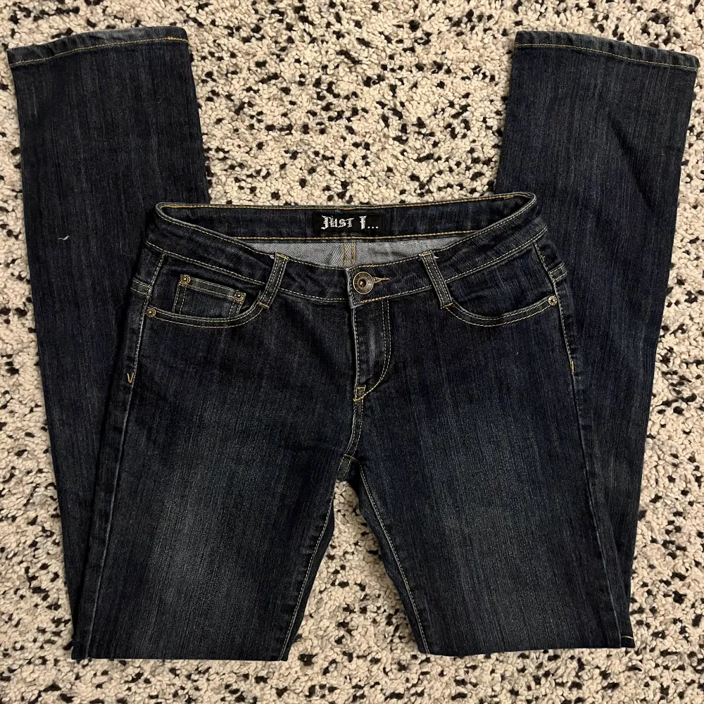 Lågmidjade raka jeans med snygga fickor 🔥  Midjemått - 76cm Innerbenslängd - 82cm Ytterbenslängd - 103cm. Jeans & Byxor.