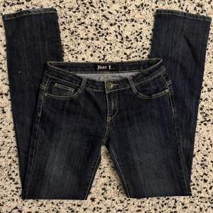 Lågmidjade raka jeans med snygga fickor 🔥  Midjemått - 76cm Innerbenslängd - 82cm Ytterbenslängd - 103cm