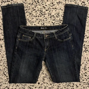 Jeans  - Lågmidjade raka jeans med snygga fickor 🔥  Midjemått - 76cm Innerbenslängd - 82cm Ytterbenslängd - 103cm