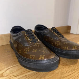 Louis Vuitton skor - LV skor som är använda bara 2 gånger. Är i perfekt skick som helt nya skor. Köptes sommaren 2018. Har bara legat i garderoben.