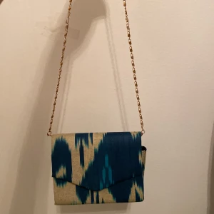 Axelväska - En kulturell axelväska, köpte den för 640kr. Snygga färger. Använd en gång på en fest aldrig annars använd! 