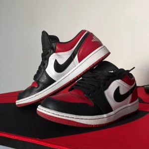  Säljer mina Jordans i bra skick  -  ett par Jordan 1 low bred toe 42 skostorlek