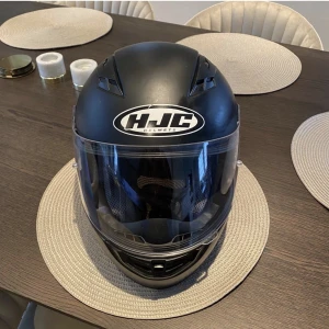 Mc hjälm  - Säljer denna hjc hjälm i storlek s (55-56cm) bara använd lite i somras därmed i fint skick. Ny pris 1200kr säljer för 399kr. Kan frakta mot kostnad men hämtas helst up i Stockholm 