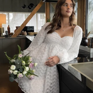 Studentklänning  - Säljer denna vita klänning ifrån NA-KD, helt ny med prislapp kvar🤍 storlek 34, helt slutsåld