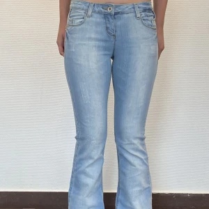 Lågmidjade Flare Jeans  - Modellen är 178