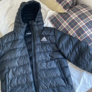 Adidas Jacka  - Adidas Jacka, Varm och skön, strl M, köpt för 1300, använd ca 5-8gånger  Svart 