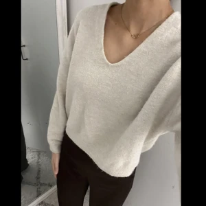 V-ringad tröja h&m - En beige v-ringad tröja från h&m i storlek XS. Det är ”stickad” tröja den är väldigt mjuk, kliar inte alls. Köparen står för frakten.