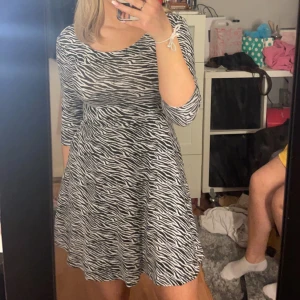 Zebra klänning  - Säljer denna otroligt fina klänning då den är för liten för mig, annars hade jag haft kvar den då den är så himla fin och i mycket bra skick 