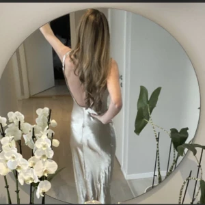 Maxiklänning i satin  - Klänning Storlek 38 och golvlängd på mig som är 163 cm lång. Endast testad och i mycket gott skick. köpt för 859 kr från ASOS och är Slutsåld i denna storlek på hemsidan. Säljer för klänningen var för stor och hittade en annan till balen🫶inte min bild!!