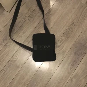 Hugo boss bag  - Ny skick använd ett fåtal gånger  Köpt för 1100kr