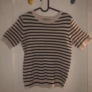 Randig Skickad T-shirt - Säljer denna superfina stickade T-shirten ifrån H&M. Köpt ganska nyligen men har tyvärr inte kommit till användning. Kom privat för fler frågor❤️