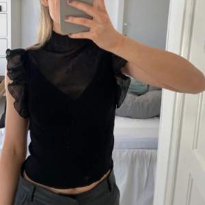 Svart blus från zara. Skriv för egna bilder. Köp direkt för 150+frakt. Inga defekter.