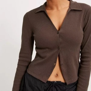 Topp  - Brun topp från Nelly i storlek L. Aldrig använd. Frakt tillkommer! 