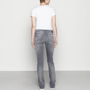 Pepe jeans grå lågmidjade  - Säljer mina fina gråa jeans som är köpta från Zalando märket Pepe Jeans. Storlek 26/32 och passar mellan xs-s och jag är 164 cm lång. För mer bilder skriv till mig säljes för 200  då de köptes för 750kr forfarande i bra skick! Frakt står köparen för💗