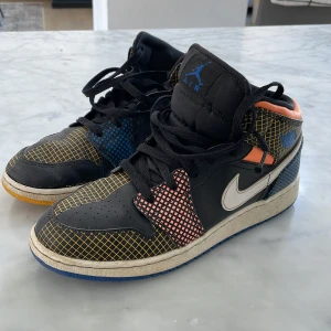 Nike Jordan Air mid strl 40 (25cm) - Säljes i befintligt använt skick (se bilder) därav priset 