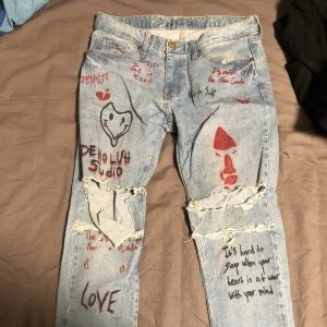 Custom jeans  - Custom made jeans, har en del kvar o ge, riktigt nice fit. Sitter perfekt på mig som är 170, bara o fråga om mer bilder om de behvös! 