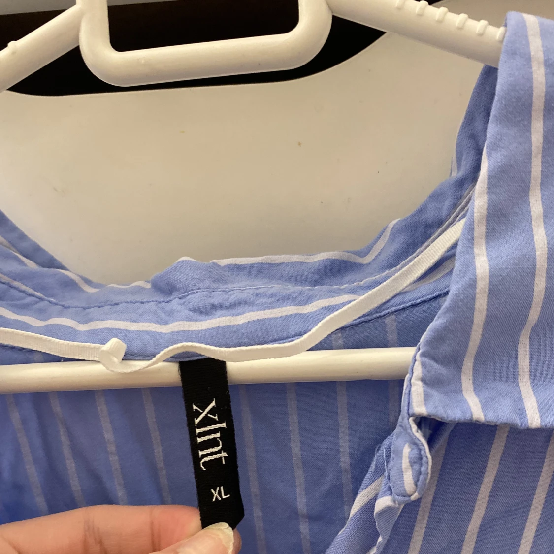 Vitrandig blå blus  - 91