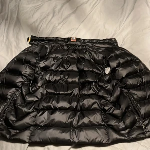 Parajumper väst 155-172cm - En parajumper väst i storlek Y-M som motsvarar runt 155 upp till 172 cm. Västen är i nyskick 10/10 och hör av er för fler frågor 