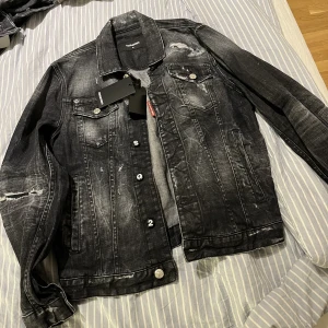 Helt ny Dsquared jeansjacka  - Helt ny Dsquared jeansjacka. Oanvänd och etiketter kvar. Nypris: 6000-6500 kr 