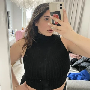 Zara topp - Säljer denna super snygga zara toppen!!! Den är använd max 3 gg, därför är den i utmärkt skick!!  Den är i storlek l men är liten i storleken, sitter som en m🤍