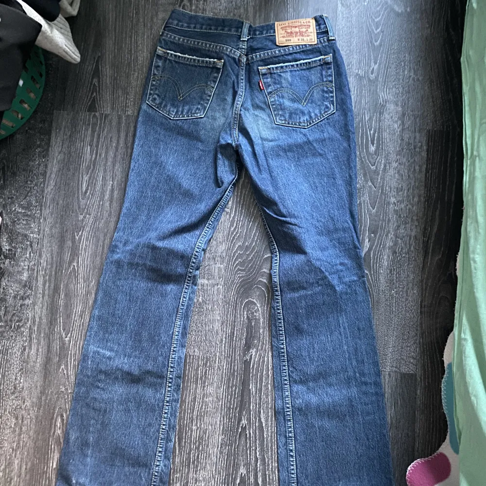 As snygga jeans, jag själv har aldrig använt, mammas gamla jeans. Jeansen är i väldigt bra skick som nya. Inga märken/skador. Säljer då dem är för små för mig❣️ W28 L32. Jeans & Byxor.