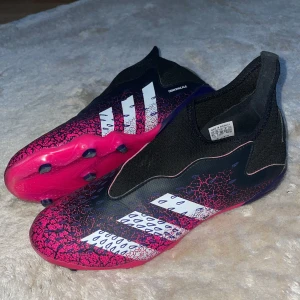 Adidas Predator Freak .3 Fg Core  - Säljer mina fotbollsskor i märket Adidas Predator Freak .3 Fg Core köpta för 990kr och använda en hel säsong. Har ingen användning till de längre då jag ej kör fotboll längre. Inga skador och ser helt nya ut därför sänker jag ej priset mycket. 