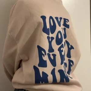 Hoodie med text - Hoodie med text på ryggen  ” Love you every minute”  