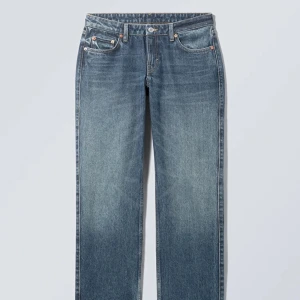 Weekday jeans - Arrow low straight jeans i storlek 27/30. Oanvända, säljer eftersom dom inte kommer till användning💕