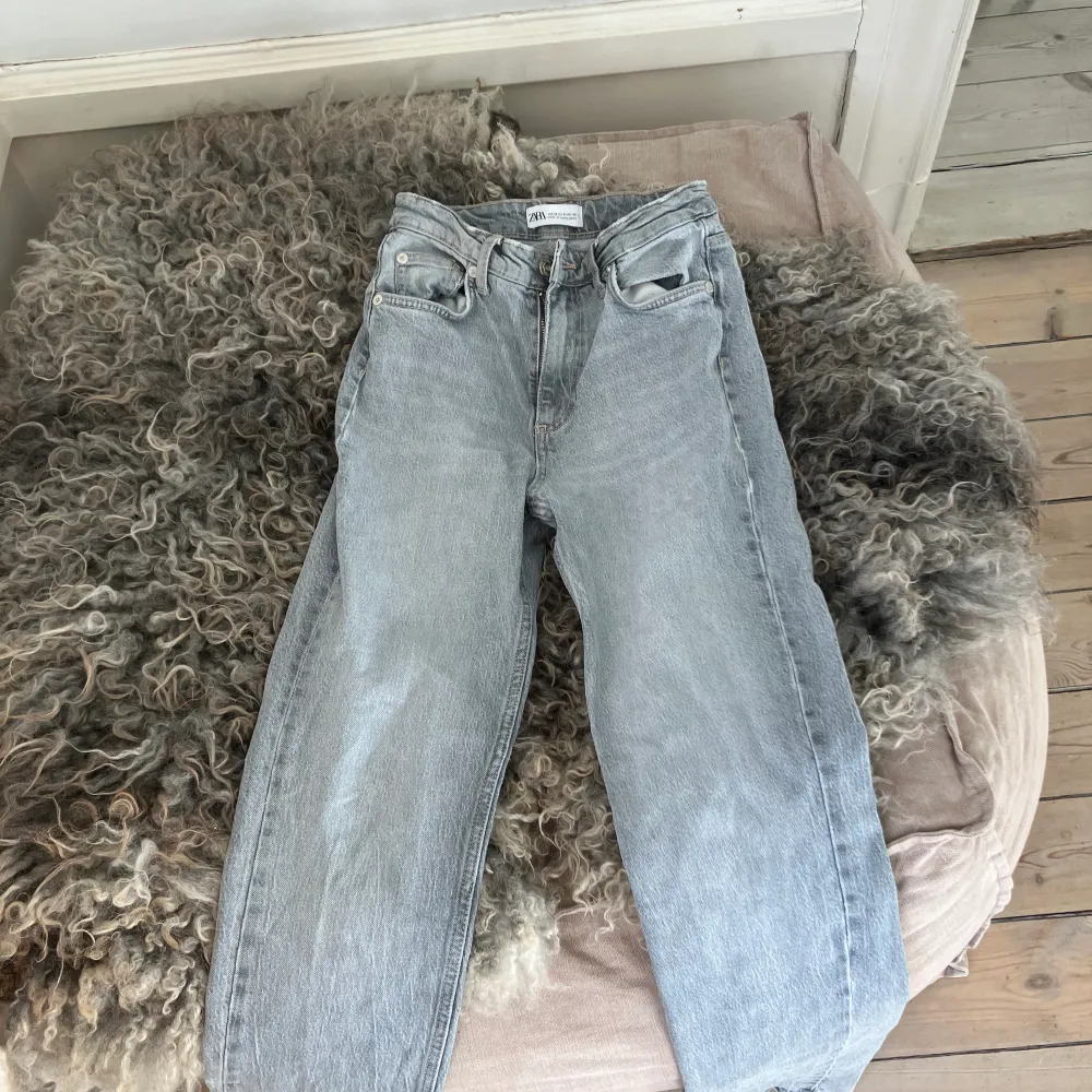 Säljer mina gråa jeans från zara med en liten slits längst ner  Säljer då dom är för små . Jeans & Byxor.