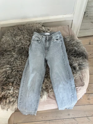 Gråa jeans - Säljer mina gråa jeans från zara med en liten slits längst ner  Säljer då dom är för små 