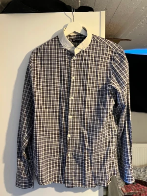 Filippa K Skjorta - Supersnygg skjorta från Filippa K i storlek S